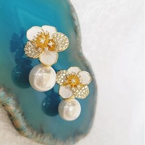 Pearl with Flower rhinestones Earrings Nwt